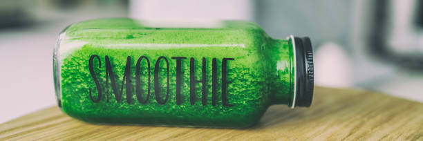 zielony koktajl zdrowy napój żywieniowy detox seler sok z butelki diety z tytułem tekstowym smoothie na wynos na wynos na napój śniadaniowy panoramiczny baner. - cold pressed zdjęcia i obrazy z banku zdjęć