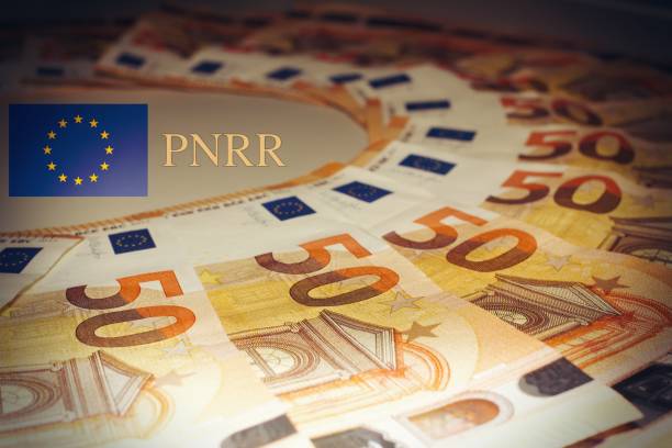 billetes europeos con el signo "pnnr" concepto de ayuda financiera - crisis european union currency europe debt fotografías e imágenes de stock