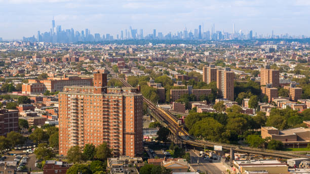 vue lointaine sur manhattan sur le quartier résidentiel de brooklyn, new york, avec la ligne de train. - manhattan aerial view brooklyn new york city photos et images de collection