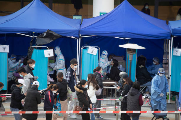 residents line up to get tested for the coronavirus at a temporary testing center for covid-19 in hong kong. - china covid imagens e fotografias de stock