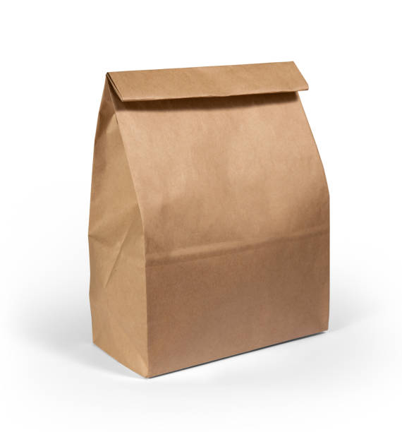 коричневый бумажный мешок изолирован на белом фоне с вырезки путь - paper bag bag paper brown стоковые фото и изображения