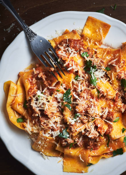 ボローニャパスタ - dishware pasta tagliatelle beef ストックフォトと画像