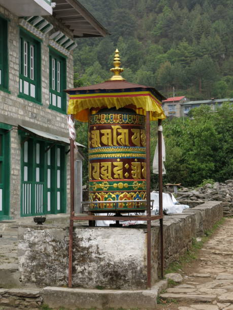 moulin à prières coloré près de lukla. mantra bouddhiste. - prayer wheel photos et images de collection