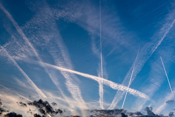 contrails - vapor trail cirrus sky cloudscape foto e immagini stock