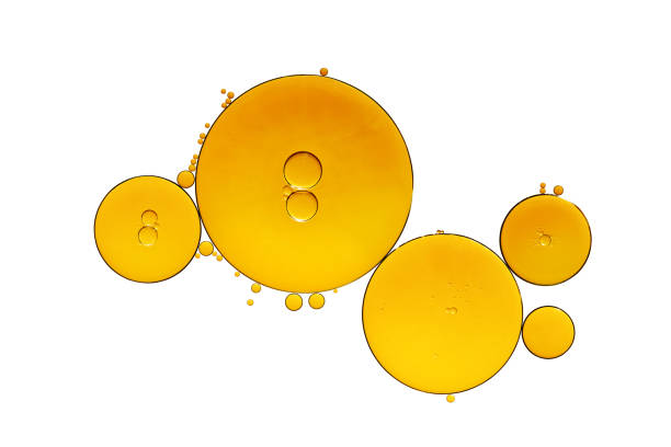 bulles d’huile abstraites jaune doré ou sérum pour le visage isolés sur fond blanc. - huile de massage photos et images de collection