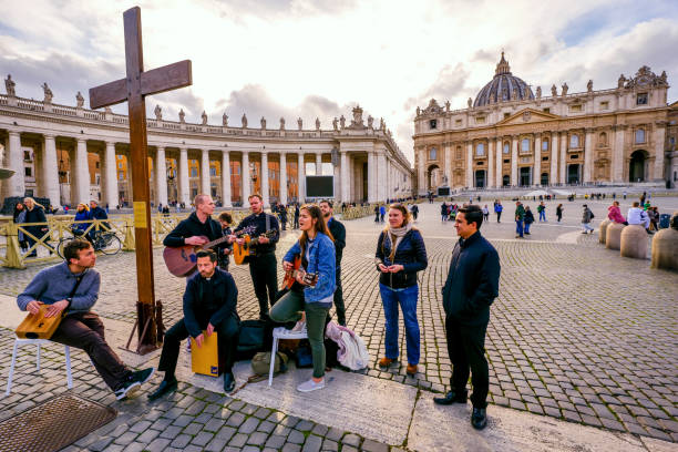 성 베드로 광장에서 평화를 위해 기도하고 노래하는 가톨릭 종교 및 선교사 - statue architecture st peters basilica vatican 뉴스 사진 이미지