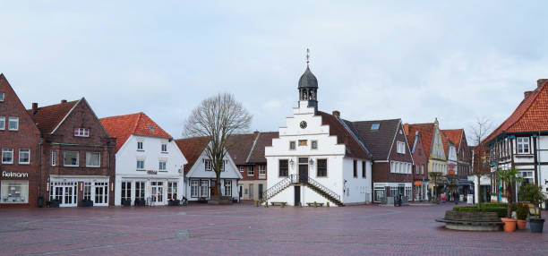 リンゲン、ドイツの段切れの市庁舎と市場広場 - bell gable ストックフォトと画像