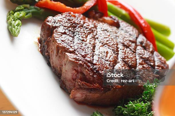 Lecker Gebratenes Steak Stockfoto und mehr Bilder von Blutig - Blutig, Eleganz, Erfrischung