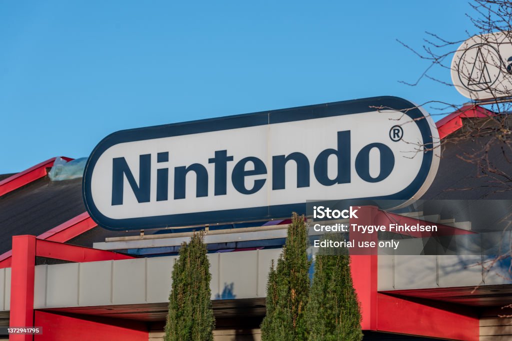 Logo Nintendo di atas pintu masuk bangunan. - Bebas Royalti Agustus Foto Stok