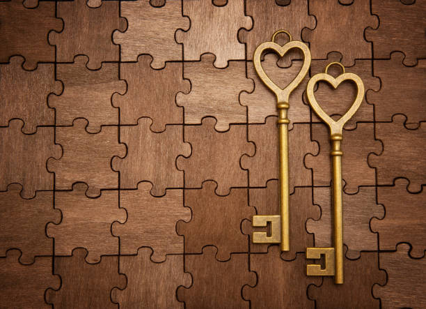 dos teclas retro en forma de corazón sobre un fondo de rompecabezas - jigsaw piece puzzle jigsaw puzzle metal fotografías e imágenes de stock