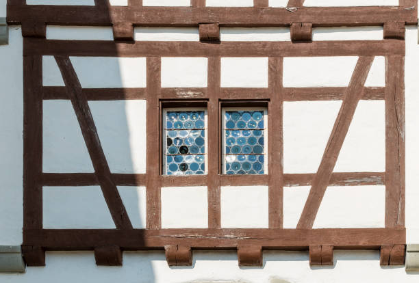 유럽에서 빈티지 목재 건물의 외관 - switzerland tourism wall window 뉴스 사진 이미지