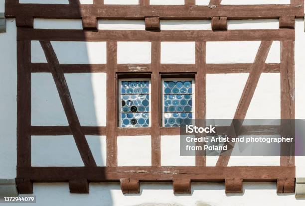 Facade Of Vintage Timbered Building In Europe Stok Fotoğraflar & Pencere‘nin Daha Fazla Resimleri - Pencere, Konut Binası, Ortaçağ