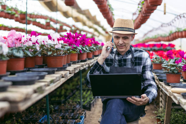 istock Florist talking on the phone with customer 1372947238