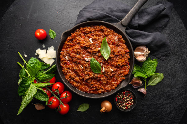 salsa boloñesa italiana clásica - salsa de carne fotografías e imágenes de stock