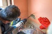 arbeiter-mit-pneumatischem-bohrhammer-zum-schneiden-des-wandbetonziegels.jpg?b=1&s=170x170&k=20&c=cuUwiT9n8JDFs_pBvAR4Ck3kK11y2hJHgpz44XYIxTg=