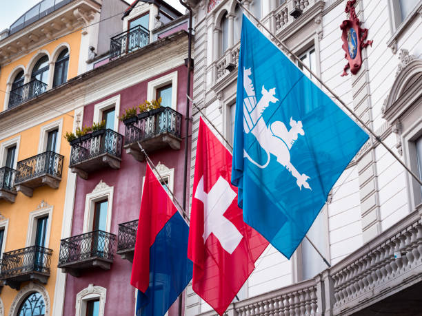 drapeaux du tessin, de la suisse et de locarno - locarno photos et images de collection