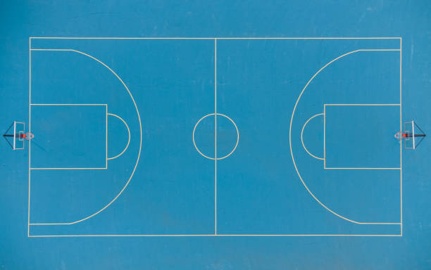 luftaufnahme des verlassenen blauen basketballplatzes - court building stock-fotos und bilder