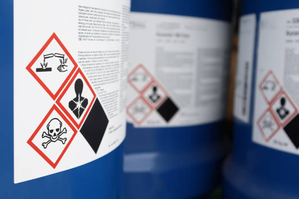 symbole sur le réservoir de produits chimiques - toxic substance bottle danger chemical photos et images de collection