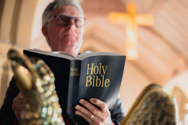 pregador lendo da bíblia sagrada na igreja - religious text cross protestantism reading - fotografias e filmes do acervo