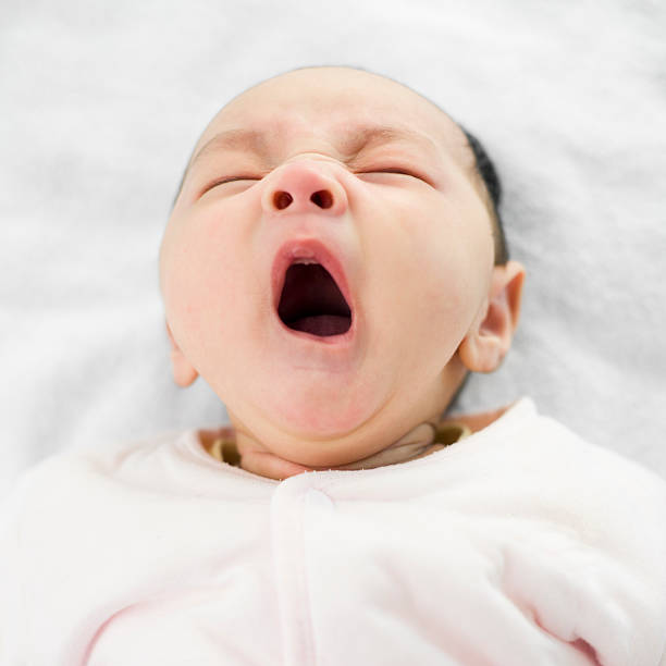 big bâiller - baby yawning asian ethnicity newborn photos et images de collection