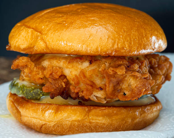 フライドチキンサンドイッチクローズアップ - chicken sandwich ストックフォトと画像