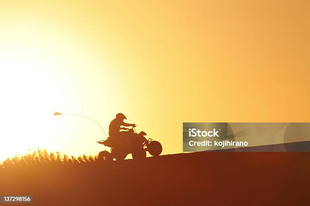 Quad Bike En La Puesta De Sol Foto de stock y más banco de imágenes de Duna de arena - Duna de arena, Moto todo terreno, Vehículo de todo terreno