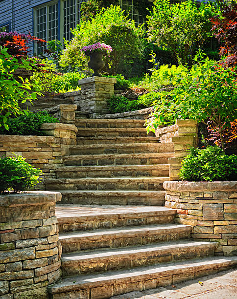 каменные лестницы ландшафтный дизайн - landscaped retaining wall wall stone стоковые фото и изображения