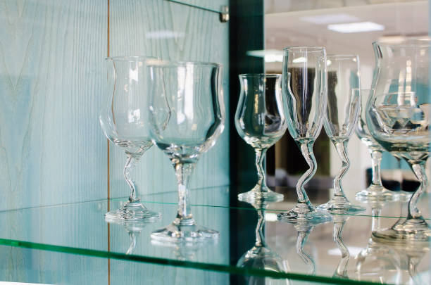 un ensemble de verres à vin en verre dans le placard. gros plan, mise au point sélective. - tin glazed flash photos et images de collection