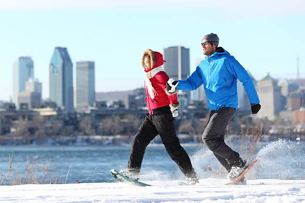 raqueta para la nieve de invierno excursionismo en montreal - winter snowshoeing running snowshoe fotografías e imágenes de stock