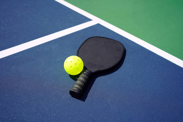 весло для пиклбола на корте - table tennis racket sports equipment ball стоковые фото и изображения