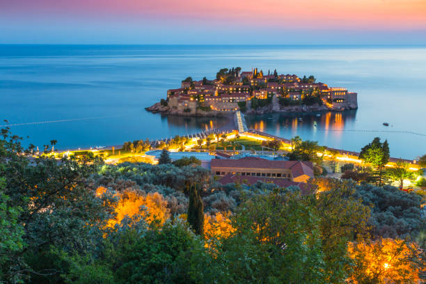 l'isola di sveti stefan la sera. montenegro - budva foto e immagini stock