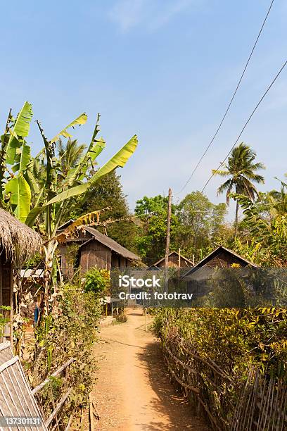 Foto de País Lado Na Birmânia e mais fotos de stock de Aldeia - Aldeia, Bangalô - Casa, Bosque - Floresta