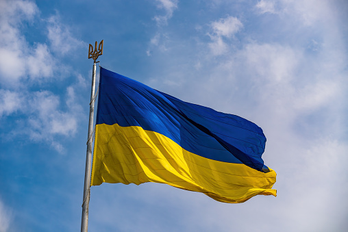 Bandera oficial nacional ucraniana sobre fondo de cielo azul photo