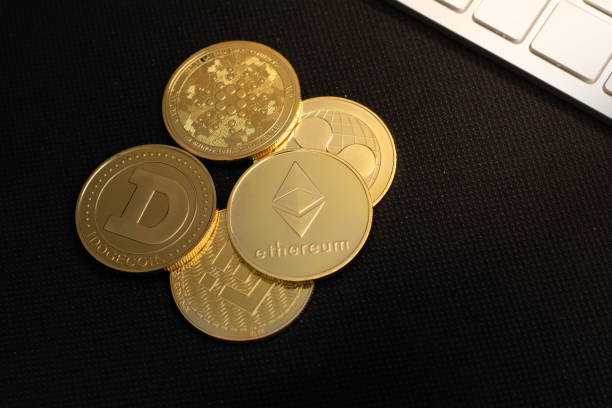 클로즈업에 암호 화폐 동전. 비트 코인, 이더리움, 바이넌스. - binance trading 뉴스 사진 이미지