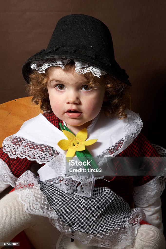 Due anno vecchio ragazza in costume tradizionale Welsh - Foto stock royalty-free di 2-3 anni