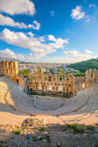 아테네의 아크로폴리스에서 헤로데스 아티커스 로마 극장 구조의 오데온 - acropolis 뉴스 사진 이미지