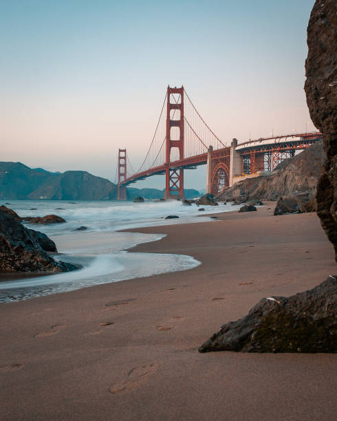 マーシャルズビーチから見たゴールデンゲートブリッジ - baker beach ストックフォトと画像