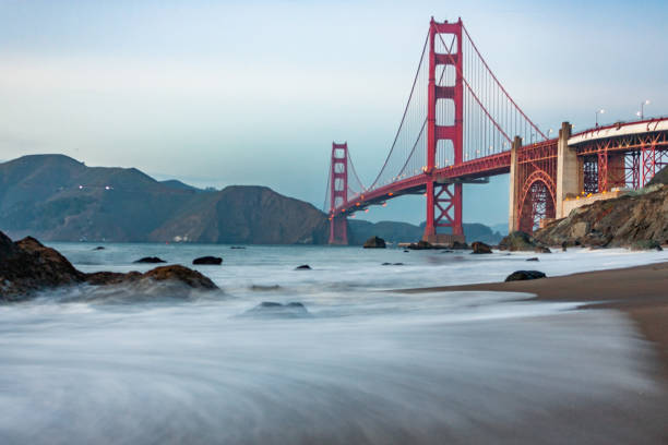 golden gate bridge vista de marshall's beach - baker beach - fotografias e filmes do acervo