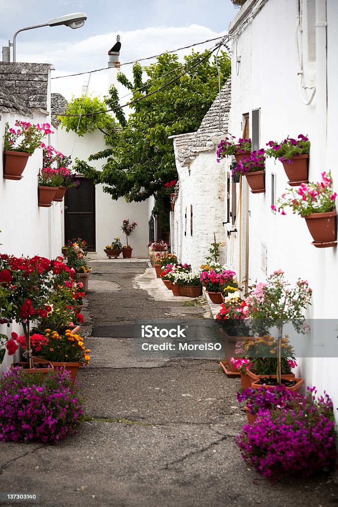 Alberobello Rozkwiecony Alley, Apulia, Włochy - Zbiór zdjęć royalty-free (Alberobello)