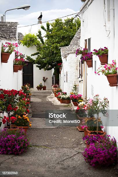 Alberobello Rozkwiecony Alley Apulia Włochy - zdjęcia stockowe i więcej obrazów Alberobello - Alberobello, Apulia, Architektura