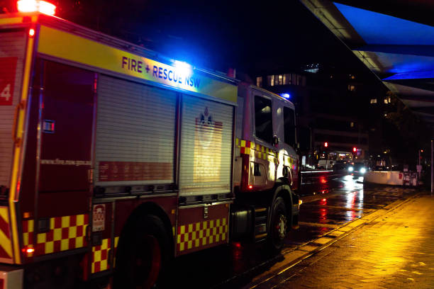 feuerwehrfahrzeug beim feueralarm eingetroffen - new south wales flash stock-fotos und bilder