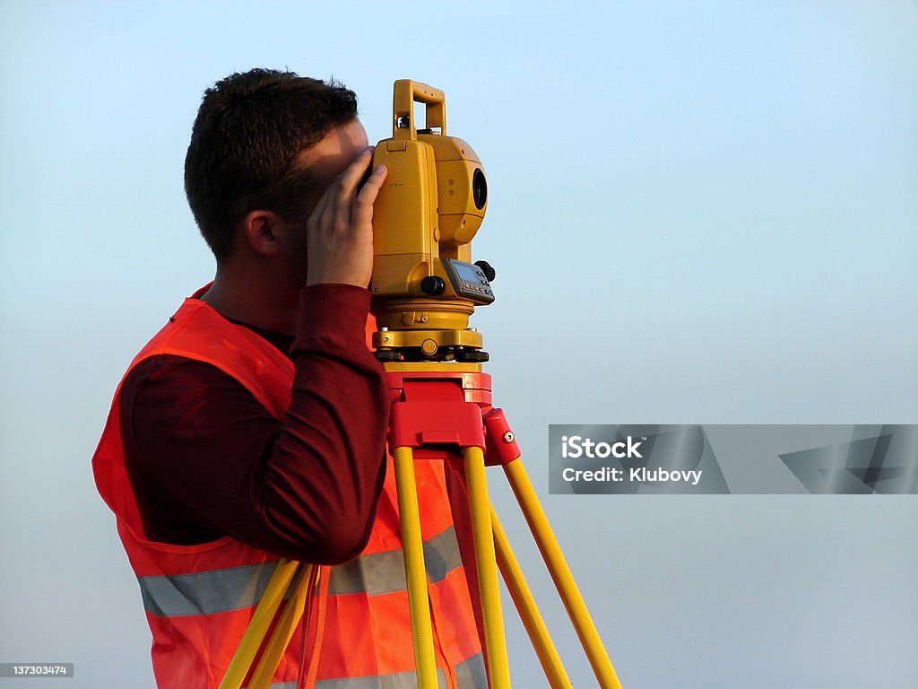 Topografía con total de estación - Foto de stock de Agrimensor libre de derechos