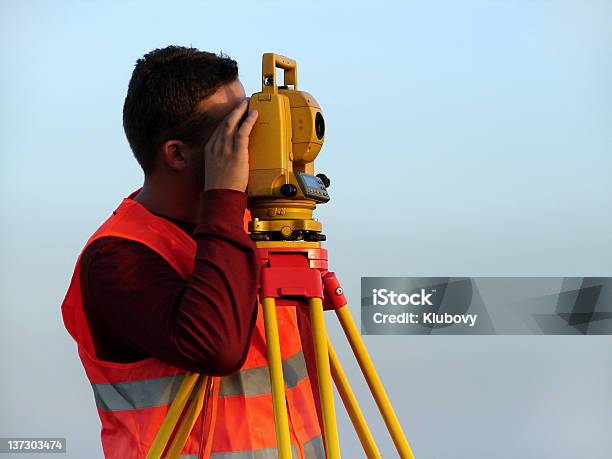 Topografía Con Total De Estación Foto de stock y más banco de imágenes de Agrimensor - Agrimensor, Geodesia, Terreno