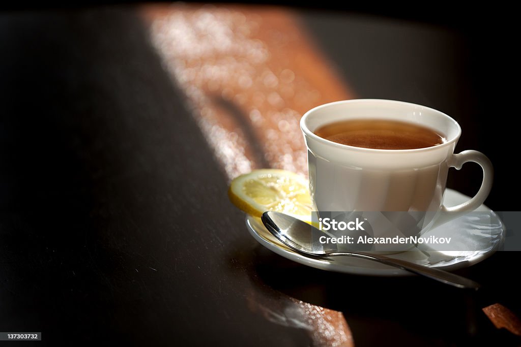 紅茶とソーサーでレモンます。 - 太陽の光のロイヤリティフリーストックフォト