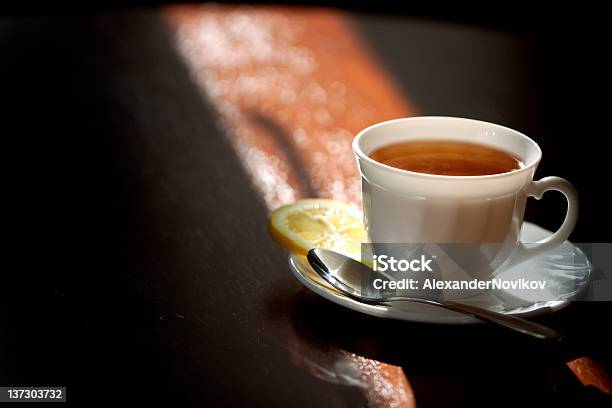 紅茶とソーサーでレモンます - 太陽の光のストックフォトや画像を多数ご用意 - 太陽の光, 紅茶, 飲む