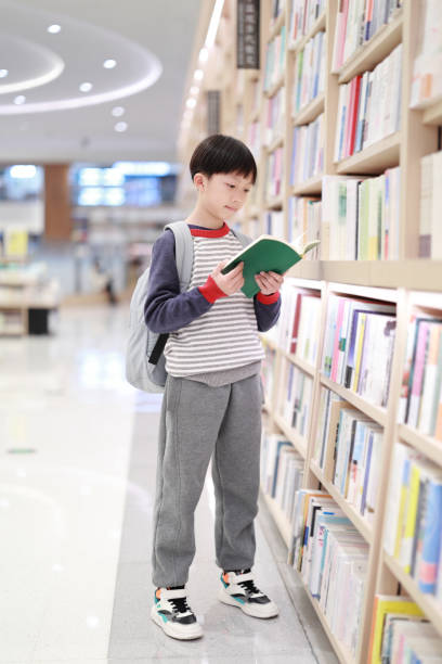 도서관에서 책을 읽는 귀여운 소년 - bookstore student chinese ethnicity book 뉴스 사진 이미지