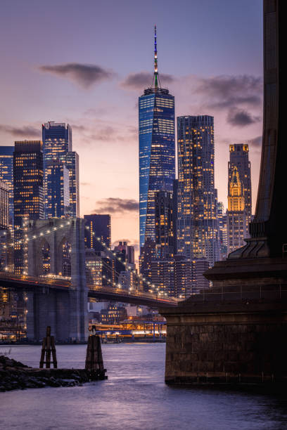 the brooklyn bridge, freedom tower and lower manhattan - new york city stockfoto's en -beelden