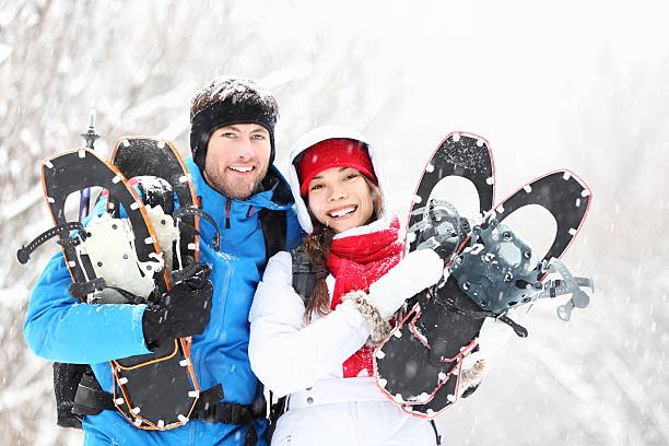 con le racchette da neve invernali di hiking coppia - snowshoe foto e immagini stock