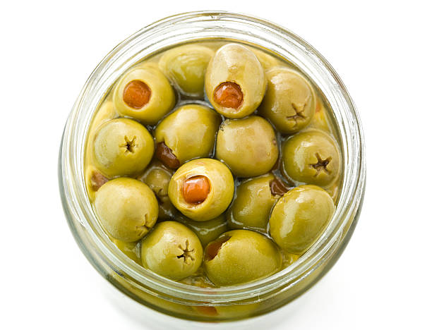 aberto pote de azeitonas espanholas - olive green olive stuffed food - fotografias e filmes do acervo