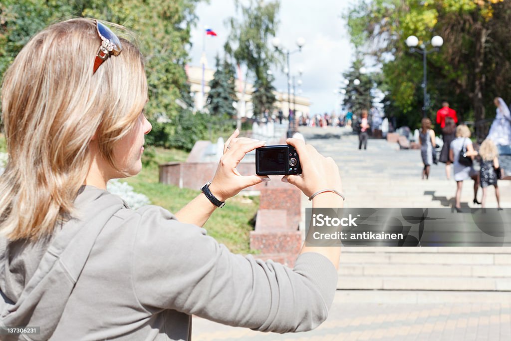 Jeune belle fille de touriste tirer les attractions de la ville - Photo de Adolescent libre de droits